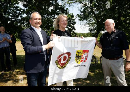 Im Bild: Octavian Ursu, Anett Haßpacher, Carsten Liebig. Die Stadt Görlitz würdigt den Ehrenspielführer von Dynamo Dresden Hans-Jürgen „Dixie“ Dörner, Stockfoto