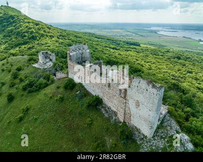 Blick aus der Vogelperspektive auf das Devicky-Schloss Dívčí Hrady in Südböhmen über den Weinbergen von Pavlov mit gut erhaltenen Umrissmauern Stockfoto