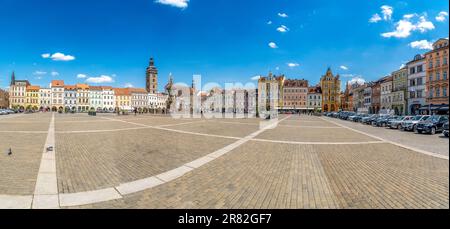 Blick aus der Vogelperspektive auf die berühmte tschechische Stadt Ceske Budejovice, mittelalterliches Stadtzentrum mit bunten Häusern, Stadtmauer und Türmen an der Moldau Stockfoto