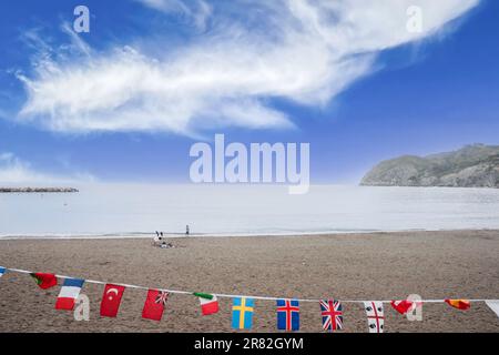 Riomaggiore Italien - April 24 2011; große weiße Wolke über dem Strand und unbedeutende Leute, die am Ufer spielen.1 Stockfoto