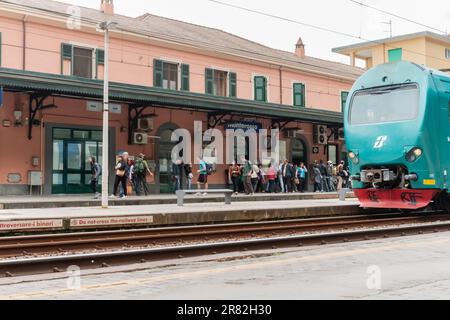 Monterosso – Italien 24 2011. April; der Zug fährt zum Bahnhofsplatz auf der Cinque Terre Stockfoto