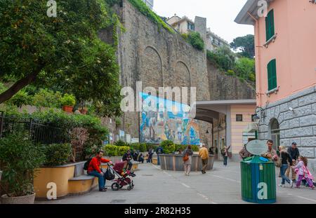 Riomaggiore Italien - 24 2011. April; Eingänge und äußerer Innenhof zum Bahnhof Riomaggiore an der Küste der Cinque Terre-Linie Stockfoto