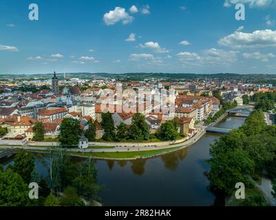 Blick aus der Vogelperspektive auf die berühmte tschechische Stadt Ceske Budejovice, mittelalterliches Stadtzentrum mit bunten Häusern, Stadtmauer und Türmen an der Moldau Stockfoto