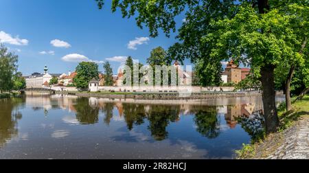 Blick aus der Vogelperspektive auf die berühmte tschechische Stadt Ceske Budejovice, mittelalterliches Stadtzentrum mit bunten Häusern, Stadtmauer und Türmen an der Moldau Stockfoto