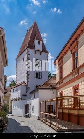 Blick aus der Vogelperspektive auf die berühmte tschechische Stadt Ceske Budejovice, mittelalterliches Stadtzentrum mit bunten Häusern, Stadtmauer und Türmen an der Moldau Stockfoto