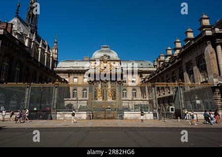 Paris, Frankreich - Juli 15: Blick auf den Justizpalast. Der Palast ist ein historisches Gebäude auf der Ile de la Cite, das heute verschiedene Gerichte beherbergt Stockfoto