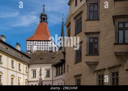 Blick aus der Vogelperspektive auf die mittelalterliche Wasserburg Blatna mit Türmen, Türmen und weitläufigen Parkanlagen in Böhmen Stockfoto