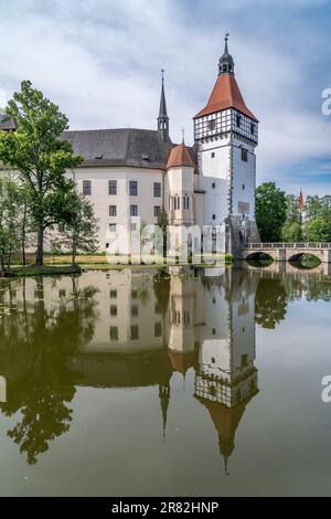 Blick aus der Vogelperspektive auf die mittelalterliche Wasserburg Blatna mit Türmen, Türmen und weitläufigen Parkanlagen in Böhmen Stockfoto