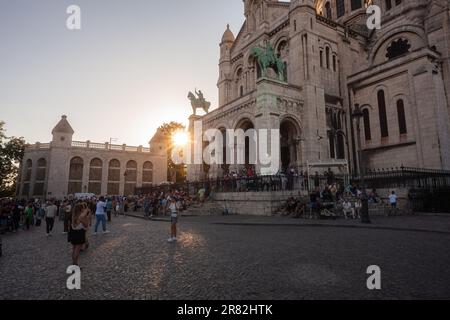 Basilika Sacre Coeur, 'Basilika des Heiligen Herzens Jesu' mit der Jeanne d'Arc-Statue vor dem Haupteingang. Paris, Montmartre, Frankreich. Stockfoto