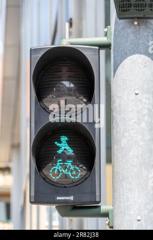 Deutscher Fußgänger an der Ampel mit Fußgänger- und Fahrradsymbolen Stockfoto