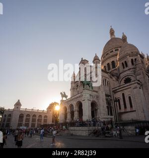 Paris, Frankreich - Juli 15: Basilika des Heiligen Herzens bei Sonnenuntergang, am 15. Juli 2022 als Sacré-Cœur-Basilika bekannt Stockfoto