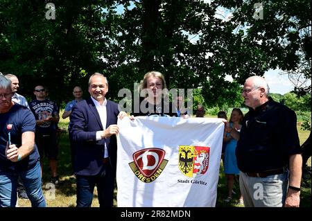 Im Bild: Octavian Ursu, Anett Haßpacher, Carsten Liebig. Die Stadt Görlitz würdigt den Ehrenspielführer von Dynamo Dresden Hans-Jürgen „Dixie“ Dörner, Stockfoto