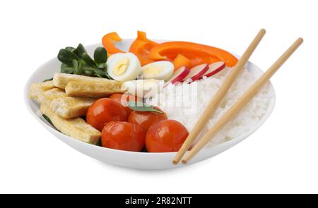 Köstliche Schüssel mit Basilikum, Gemüse, Eiern und Tofu, isoliert auf Weiß Stockfoto