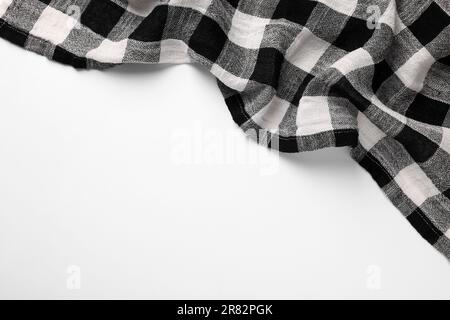 Schwarze karierte Tischdecke auf weißem Hintergrund, Draufsicht Stockfoto