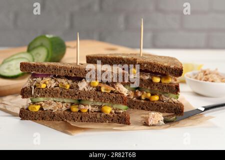 Köstliche Sandwiches mit Thunfisch und Gemüse auf einem weißen Tisch Stockfoto