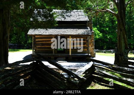 Die John Oliver Hütte in Cades Cove. Stockfoto