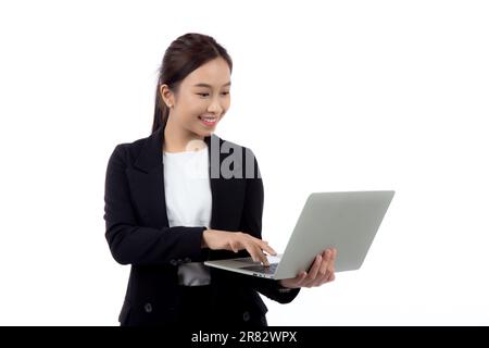 Porträtieren Sie eine junge asiatische Geschäftsfrau, die auf einem Laptop arbeitet, ins Internet, isoliert auf weißem Hintergrund, Geschäftsfrau im Anzug Stockfoto