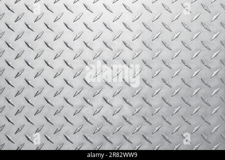 Glänzendes Blech aus Eisen, silbernes Metall als Hintergrund. Stahlstruktur mit Rautenmuster. Stockfoto