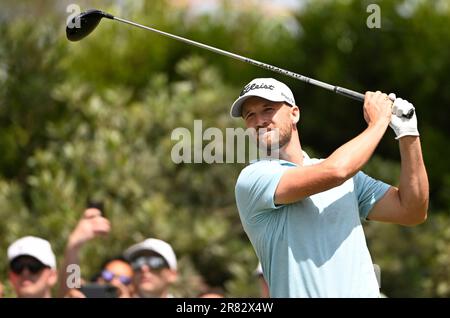 Los Angeles, Usa. 18. Juni 2023. Wyndham Clark schlägt in der letzten Runde der USA 2023 auf dem zweiten Loch ab Eröffnung der Golfmeisterschaft im Los Angeles Country Club in Los Angeles, Kalifornien, am Sonntag, den 18. Juni 2023. Fleetwood hat einen 63 für den Tag gedreht. Foto: Alex Gallardo/UPI Credit: UPI/Alamy Live News Stockfoto