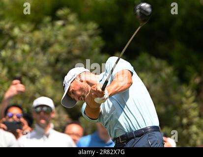 Los Angeles, Usa. 18. Juni 2023. Wyndham Clark schlägt in der letzten Runde der USA 2023 auf dem zweiten Loch ab Eröffnung der Golfmeisterschaft im Los Angeles Country Club in Los Angeles, Kalifornien, am Sonntag, den 18. Juni 2023. Foto: Alex Gallardo/UPI Credit: UPI/Alamy Live News Stockfoto