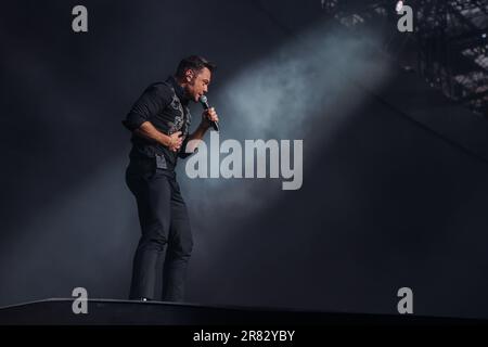 Mailand, Italien. 18. Juni 2023. Tiziano Ferro tritt live auf der Bühne während der Tour um TZN2023 Uhr im San Siro Stadion in Mailand auf. (Foto: Fabrizio Carabelli/SOPA Images/Sipa USA) Guthaben: SIPA USA/Alamy Live News Stockfoto