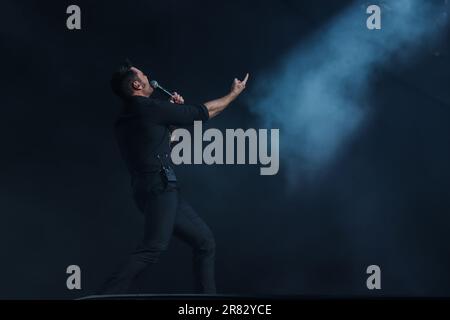 Mailand, Italien. 18. Juni 2023. Tiziano Ferro tritt live auf der Bühne während der Tour um TZN2023 Uhr im San Siro Stadion in Mailand auf. (Foto: Fabrizio Carabelli/SOPA Images/Sipa USA) Guthaben: SIPA USA/Alamy Live News Stockfoto