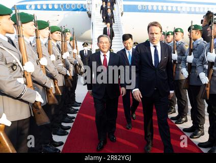 Berlin, Deutschland. 18. Juni 2023. Der chinesische Premierminister Li Qiang trifft am 18. Juni 2023 am Flughafen Berlin Brandenburg in Berlin ein. Auf Einladung von Bundeskanzler Olaf Scholz kam Li nach Deutschland für die siebte zwischenstaatliche Konsultation China-Deutschland und einen offiziellen Besuch. Die Ehrenwache flankierte den roten Teppich, und Vertreter der deutschen Regierung warteten am Flughafen, um ihn willkommen zu heißen. Kredit: Huang Jingwen/Xinhua/Alamy Live News Stockfoto