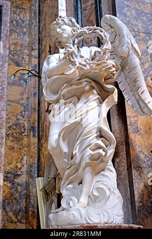 Engel mit der Dornenkrone von Bernini in der Basilika Sant'Andrea delle Fratte in Rom, Italien Stockfoto