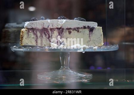 Einer der vielen wunderschön dekorierten Kuchen und Gebäckstücke, die in einem Bäckereifenster ausgestellt werden, verführt Einheimische und Touristen in La Coruna, Spanien. Stockfoto