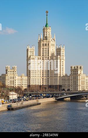 MOSKAU, RUSSLAND - 14. APRIL 2021: Blick auf das Stalin Hochhaus am Kotelnicheskaya-Ufer an einem Nachmittag im April. Stockfoto