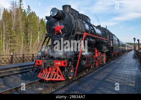 RUSKEALA, RUSSLAND - 07. OKTOBER 2021: Alte sowjetische Dampflokomotive L-4429 mit einem touristischen Retro-Zug des „Ruskeala Express“ am Bahnsteig des Stockfoto