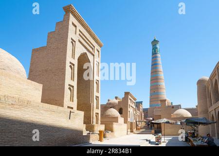 KHIVA, USBEKISTAN - 05. SEPTEMBER 2022: Islam-Khoja-Minarett im Stadtbild. Die Innenstadt von Ichan-Kala Stockfoto