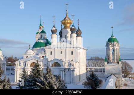 Kirche der Empfängnis von St. Anna und Jacob von Rostow im alten Kloster Spaso-Jakowski Dmitriev an einem Januarnachmittag. Rostow, Jaroslawl reg Stockfoto