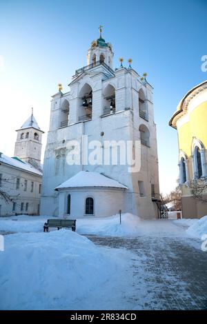 Der antike Glockenturm des Klosters Spaso-Preobrazhensky an einem Vormittag im Januar. Jaroslawl, Goldener Ring von Russland Stockfoto