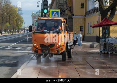 SANKT PETERSBURG, RUSSLAND - 14. MAI 2023: Der Multimobile SK-10 wäscht den Bürgersteig im historischen Zentrum von St. Petersburg an einem sonnigen Maimorgen Stockfoto