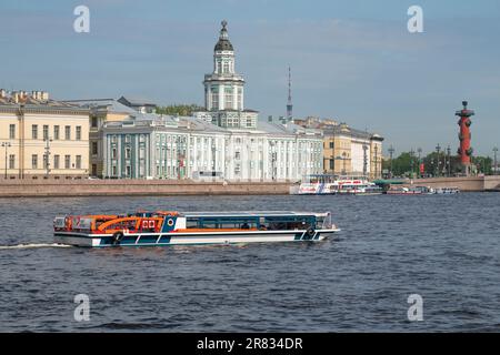 SANKT PETERSBURG, RUSSLAND - 14. MAI 2023: Motorboot auf der Newa vor dem Hintergrund des Kunstkamera-Gebäudes Stockfoto