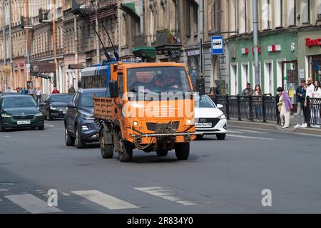 SANKT PETERSBURG, RUSSLAND - 26. MAI 2023: Nutzfahrzeug „Multimobile SK-10“ auf der Straße der Stadt Stockfoto