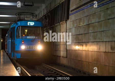 WOLGOGRAD, RUSSLAND - 15. JUNI 2023: Die Hochgeschwindigkeitsbahn (Metrotram) fährt am Bahnhof Komsomolskaya ein Stockfoto