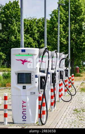 Dresden, Deutschland. 13. Juni 2023. Ladestationen für Elektroautos befinden sich am Autobahnabschnitt Dresdner Tor. Die Zahl der Elektroautos auf den Straßen nimmt zu. Aber hält der Ausbau der Ladeinfrastruktur Schritt? (Zu dpa 'Trotz des Elektrofahrzeugbooms: Viele Rastplätze auf der Autobahn immer noch ohne Ladestationen') Kredit: Robert Michael/dpa/Alamy Live News Stockfoto