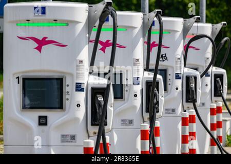 Dresden, Deutschland. 13. Juni 2023. Ladestationen für Elektroautos befinden sich am Autobahnabschnitt Dresdner Tor. Die Zahl der Elektroautos auf den Straßen nimmt zu. Aber hält der Ausbau der Ladeinfrastruktur Schritt? (Zu dpa 'Trotz des Elektrofahrzeugbooms: Viele Rastplätze auf der Autobahn immer noch ohne Ladestationen') Kredit: Robert Michael/dpa/Alamy Live News Stockfoto