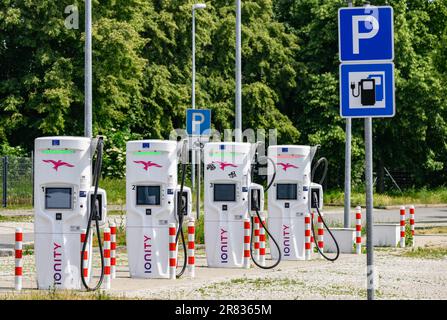 Dresden, Deutschland. 13. Juni 2023. Ladestationen für Elektroautos befinden sich am Autobahnabschnitt Dresdner Tor. Die Zahl der Elektroautos auf den Straßen nimmt zu. Aber hält der Ausbau der Ladeinfrastruktur Schritt? (Zu dpa 'Trotz des Elektrofahrzeugbooms: Viele Rastplätze auf der Autobahn immer noch ohne Ladestationen') Kredit: Robert Michael/dpa/Alamy Live News Stockfoto