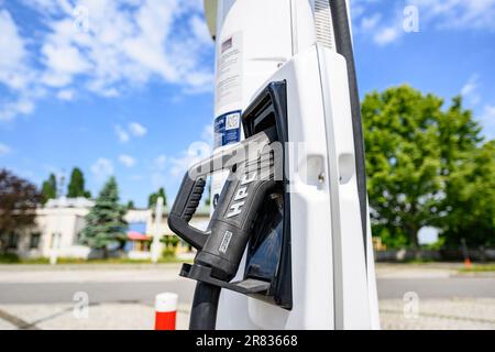 Dresden, Deutschland. 13. Juni 2023. Eine Ladestation für Elektroautos befindet sich am Autobahnabschnitt Dresdner Tor. Die Zahl der Elektroautos auf den Straßen nimmt zu. Aber hält der Ausbau der Ladeinfrastruktur Schritt? (Zu dpa 'Trotz des Elektrofahrzeugbooms: Viele Rastplätze auf der Autobahn immer noch ohne Ladestationen') Kredit: Robert Michael/dpa/Alamy Live News Stockfoto