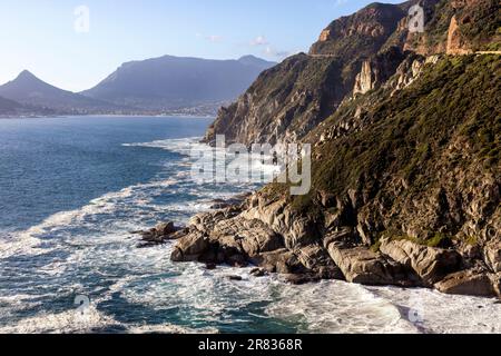 Blick vom Chapman's Peak Drive zwischen Hout Bay und Noordhoek auf der Kap-Halbinsel - in der Nähe von Kapstadt, Südafrika Stockfoto