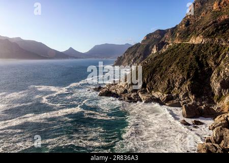 Blick vom Chapman's Peak Drive zwischen Hout Bay und Noordhoek auf der Kap-Halbinsel - in der Nähe von Kapstadt, Südafrika Stockfoto