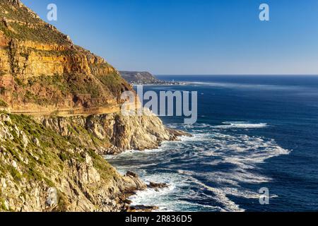 Blick vom Chapman's Peak Drive zwischen Hout Bay und Noordhoek auf der Kap-Halbinsel - in der Nähe von Kapstadt, Südafrika Stockfoto