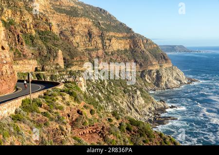 Blick vom Chapman's Peak Drive zwischen Hout Bay und Noordhoek auf der Kap-Halbinsel - in der Nähe von Kapstadt, Südafrika Stockfoto