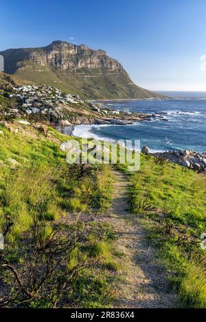 Wanderweg über dem Strand von Llandudno - Kapstadt, Südafrika Stockfoto