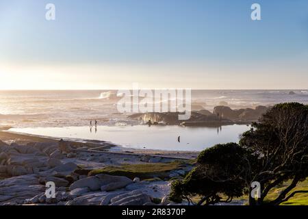 Camps Bay Tidal Pool bei Sonnenuntergang - Camps Bay - Kapstadt, Südafrika Stockfoto