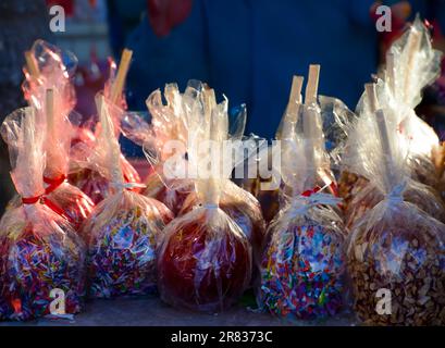 Zuckeräpfel auf einem Tablett in einem Glasbehälter Stockfoto