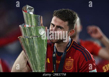 ROTTERDAM, Niederlande. , . José Ignacio Fernández Iglesias mit der Trophäe als Nacho bekannt, SPANIEN gegen KROATIEN - SPANIEN - KROATIEN, FINALE, Fußballspiel für die UEFA NATION LEAGUE in den Niederlanden 2023 in Rotterdam am 18. Juni 2023. SPANIEN ist Sieger des Pokals, Foto und Copyright von Jun QIAN/ATP images (QIAN Jun/ATP/SPP). Guthaben: SPP Sport Press Photo. Alamy Live News Stockfoto